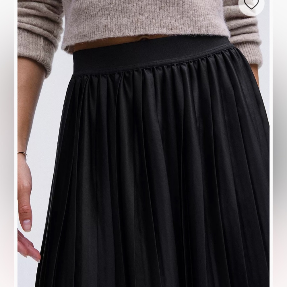 Lululemon Satin Pleated Midi Skirt in Black in XS - Picture 4 of 9